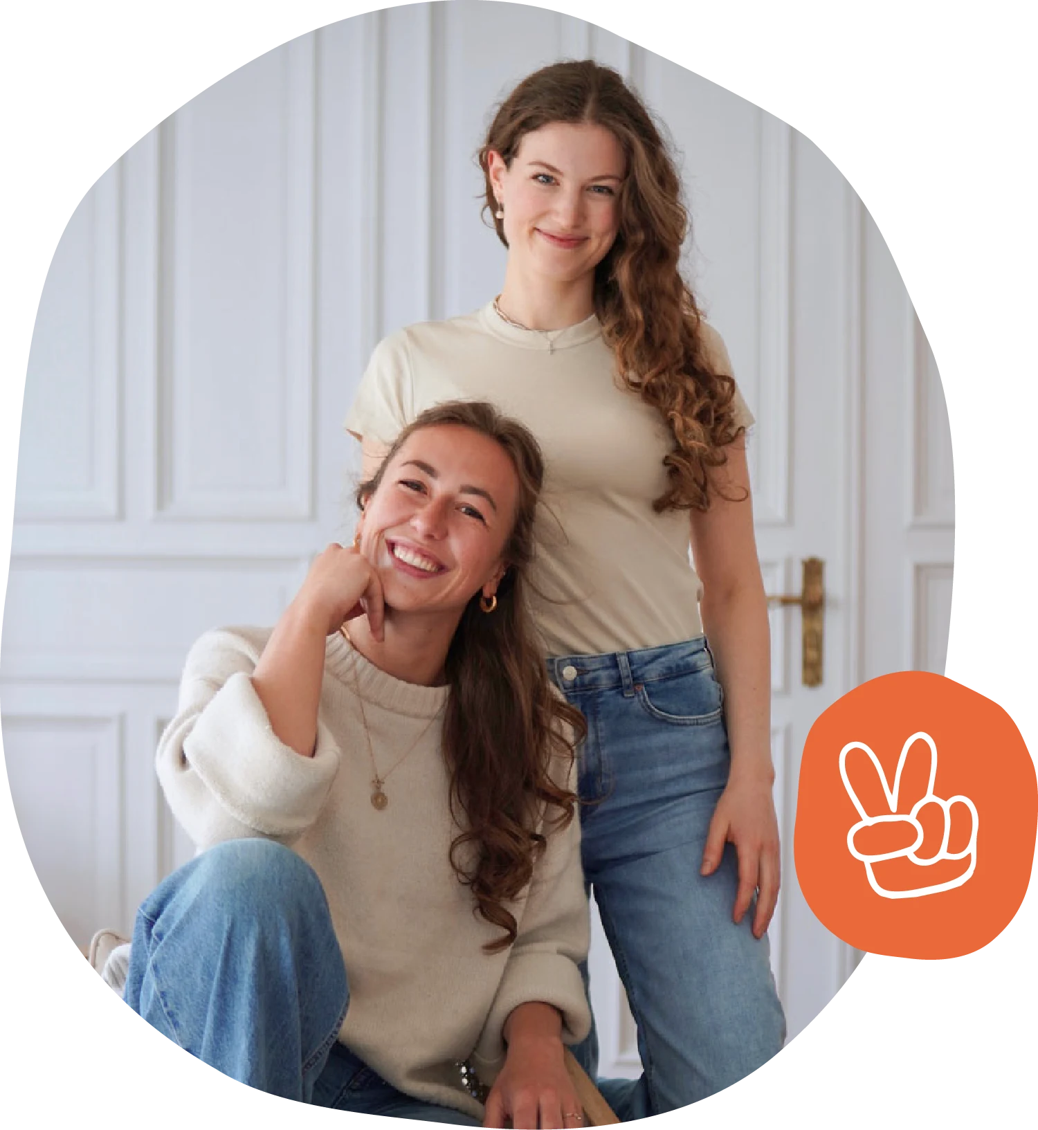 Clara und Lara lächelnd im Hebammenstudio