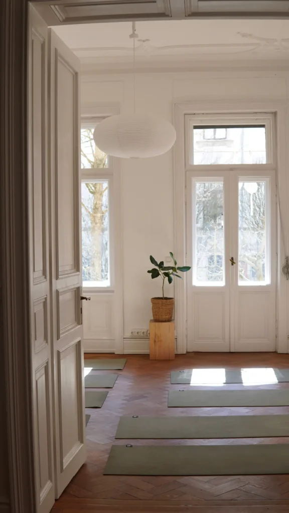 Yogamatten in hellem Altbau