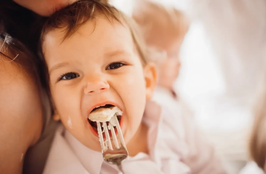 Baby mit Gabel im Mund