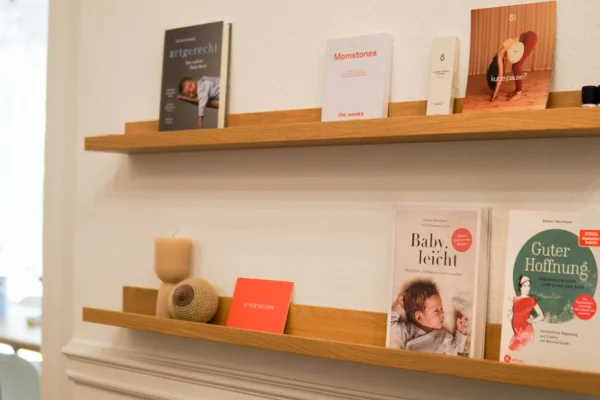 hebammenstudio-buecherwand Bücherwand mit Schwangerschaftsthemen