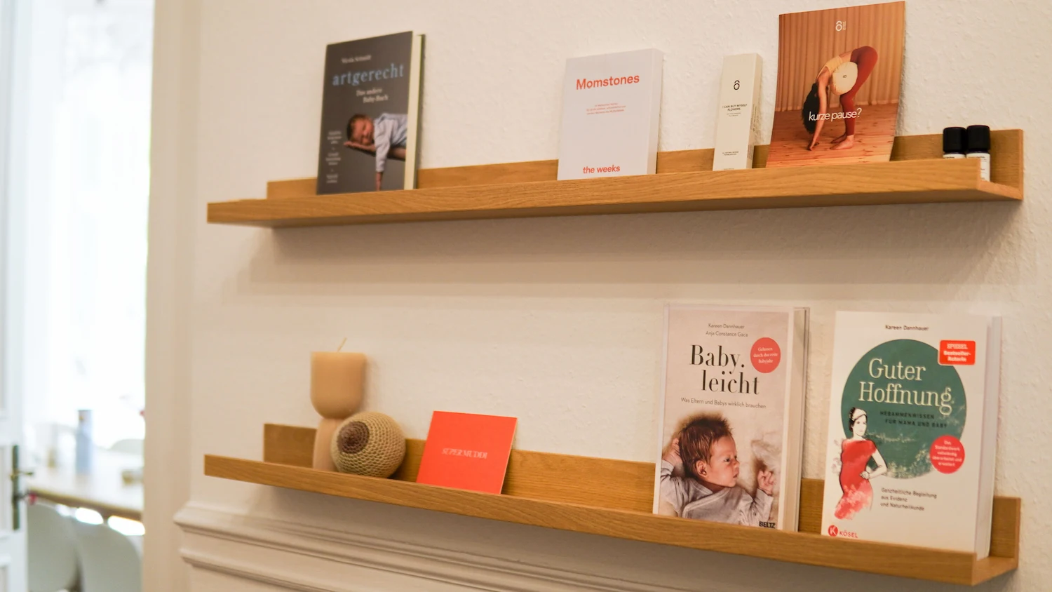 hebammenstudio-buecherwand Bücherwand mit Schwangerschaftsthemen