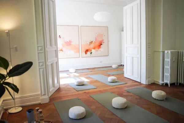 hebammenstudio-kursraum-matten Hebammenstudio mit Matten und Yogabolstern