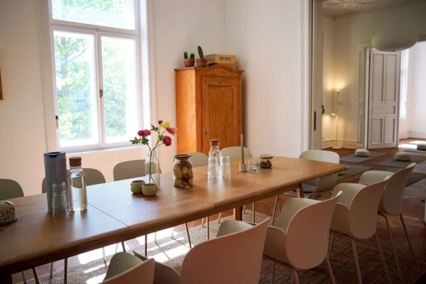 hebammenstudio-wiesbaden-austausch Hebammenkursraum mit Stühlen