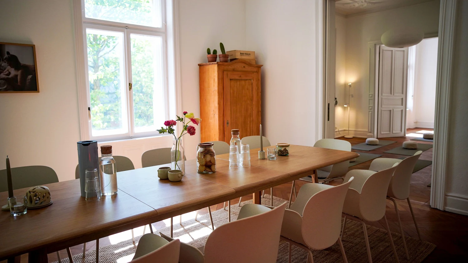 hebammenstudio-wiesbaden-austausch Hebammenkursraum mit Stühlen