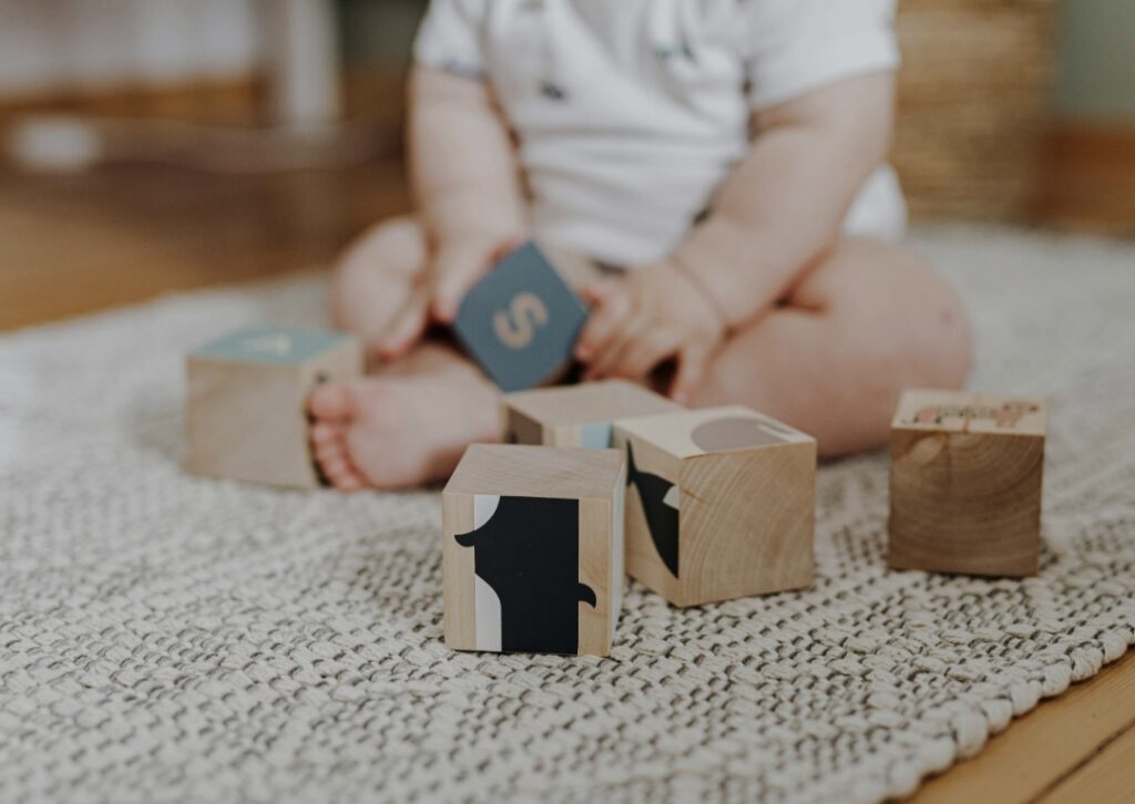 Bild mit Baby und Spielklötzen